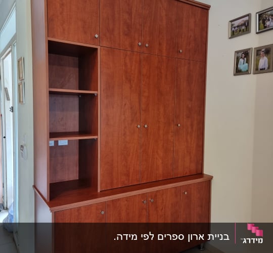 ארון עץ עם דלתות ומדפים פתוחים